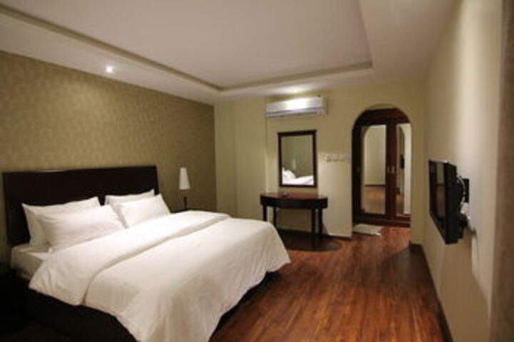 Room 8 of 16