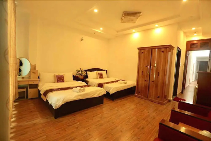 Room 6 of 12