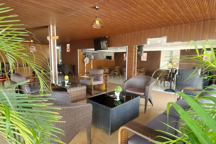 Lounge 72 of 79