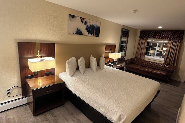 1 King Bed (4 of 13)
