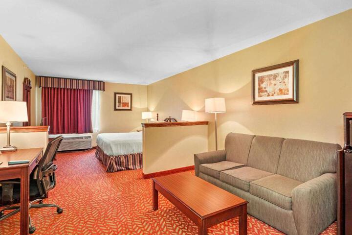 1 King Bed Microwave and Refrigerator WiFi Full Breakfast (8 of 9)