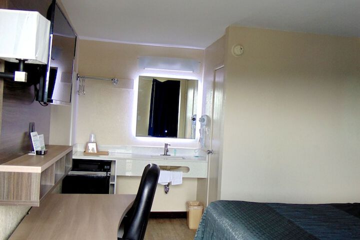 Single Queen Bed (6 of 8)