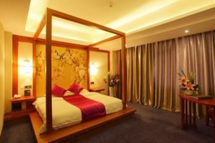 Room 13 of 32