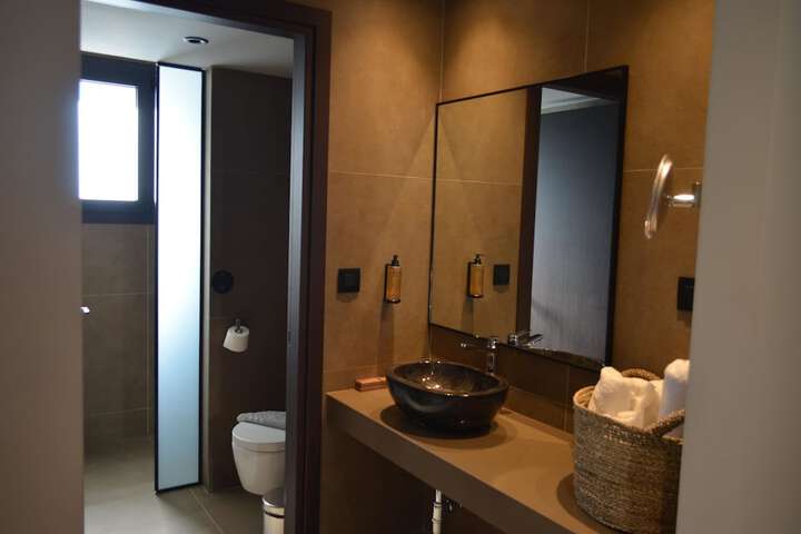 Room 56 of 221