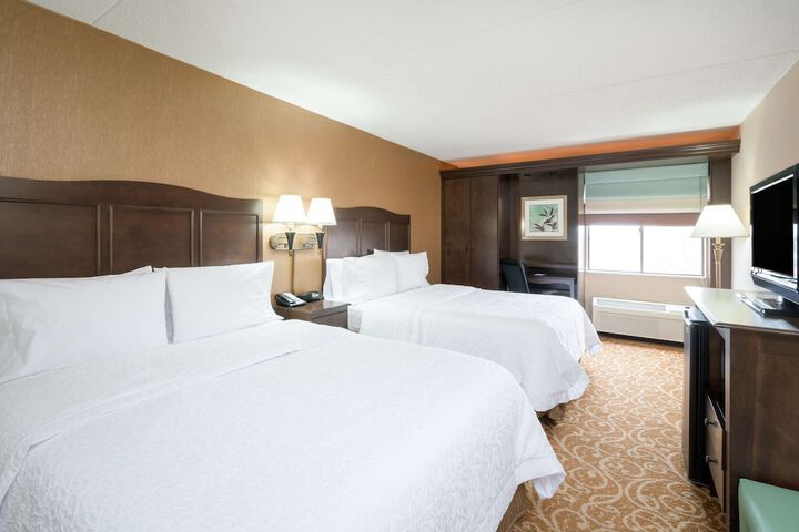 2 Queen Beds (5 of 6)