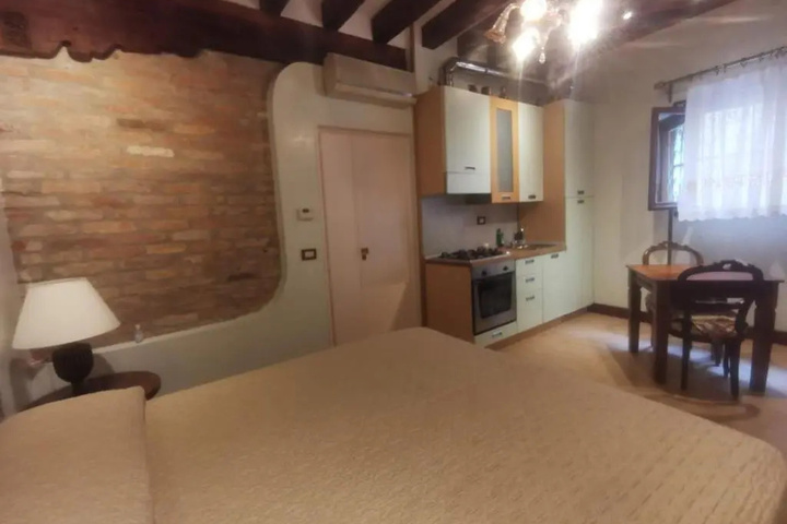 Room 3 of 10