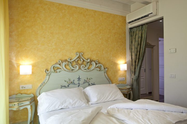 Room 4 of 20