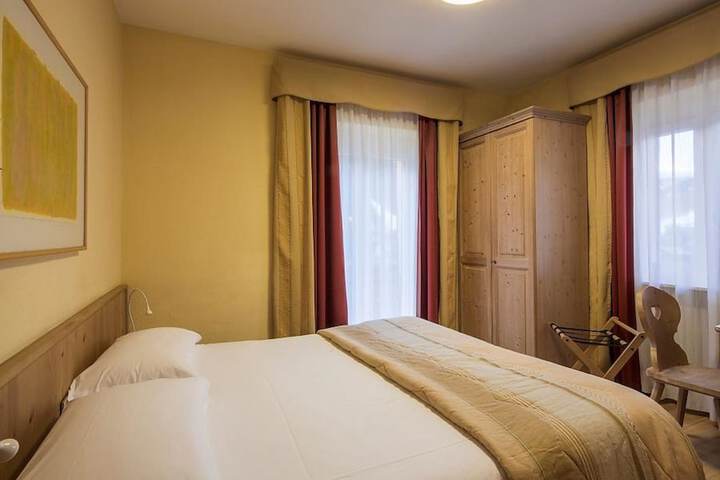 Room 6 of 28