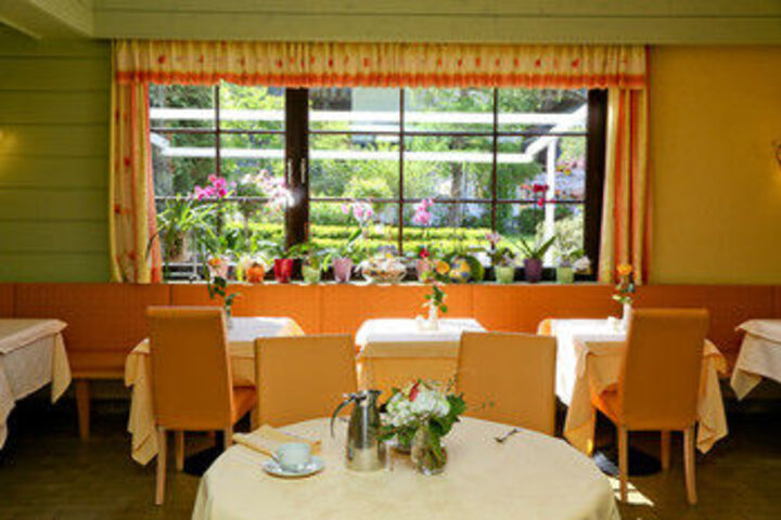 Dining 40 of 42