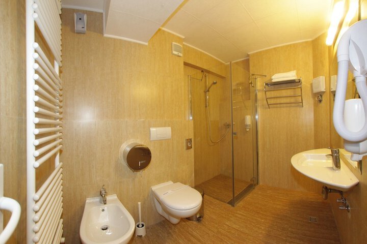 Room 26 of 38