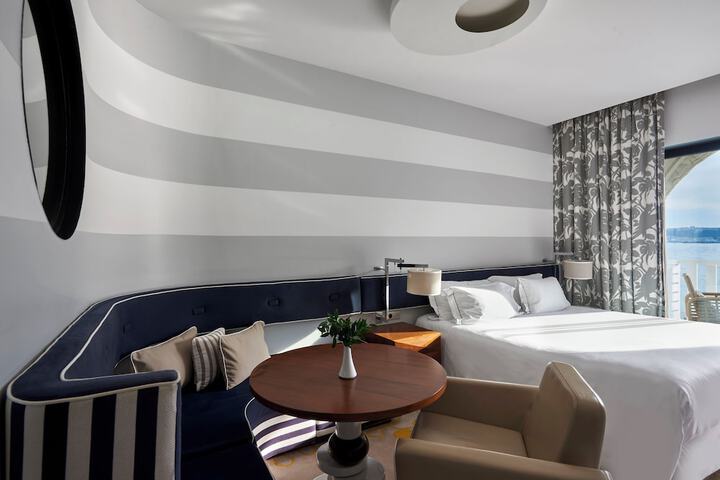 Room 6 of 48