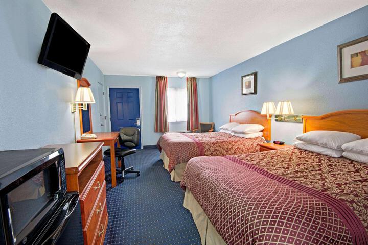 2 Queen Beds (5 of 8)