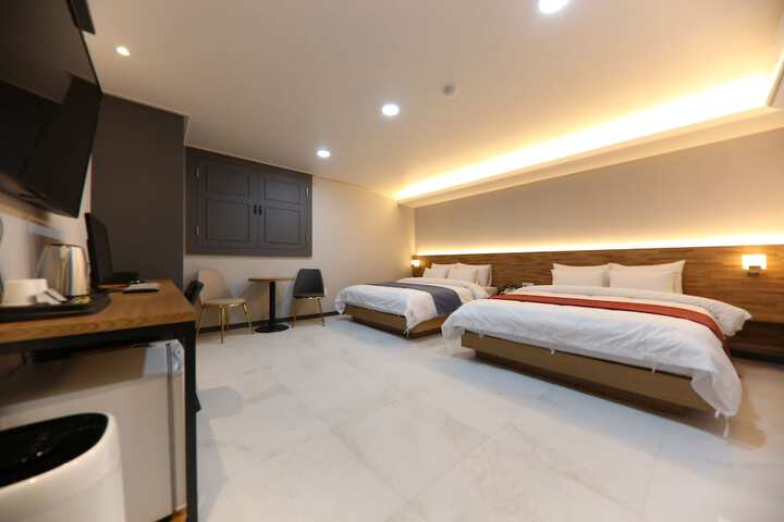 Room 8 of 100