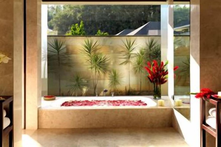 Deep soaking bathtub