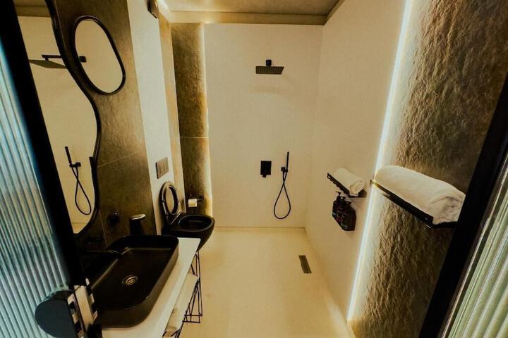 Room 23 of 38