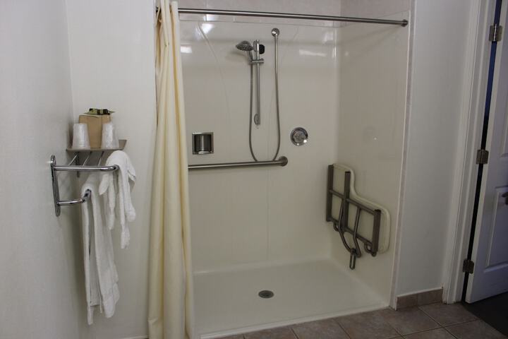 1 Queen Bed (6 of 12)