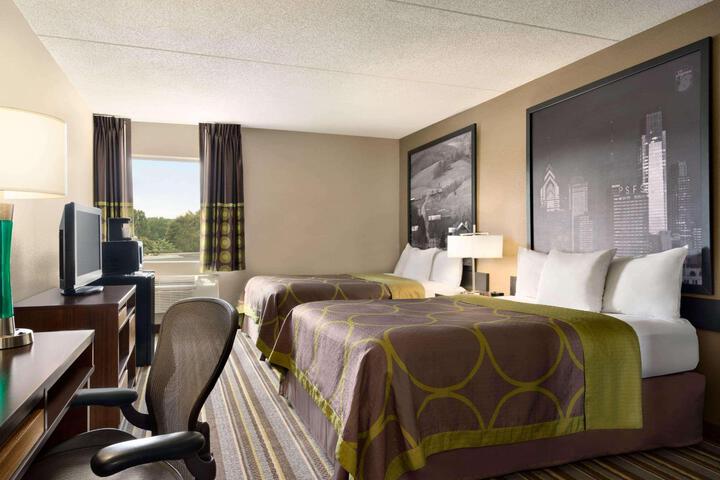 1 Queen Bed Mobility Accessible (3 of 4)