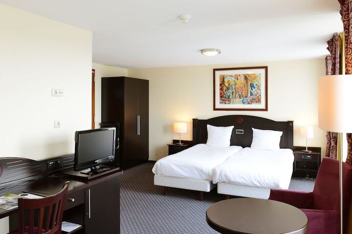 Room 4 of 44