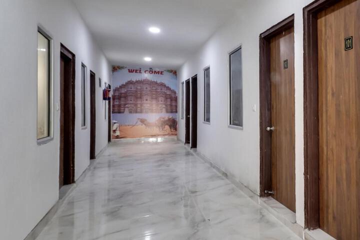 HOTEL RJ18 BY OYO ROOMS