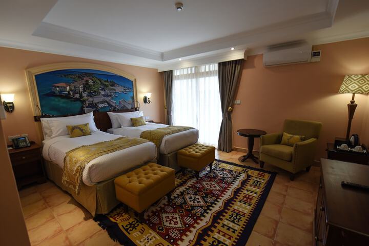 Room 6 of 82