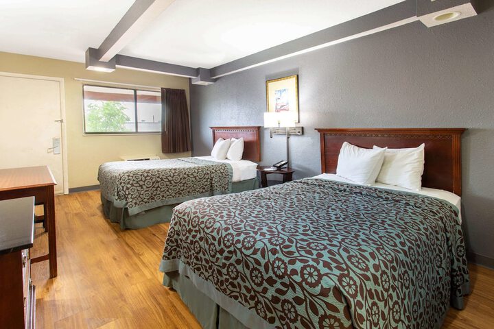 1 Queen Bed (1 of 6)