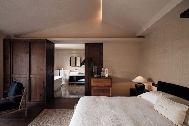 Room 4 of 12