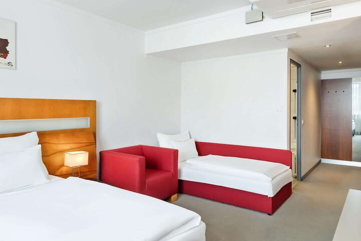 Room 15 of 106