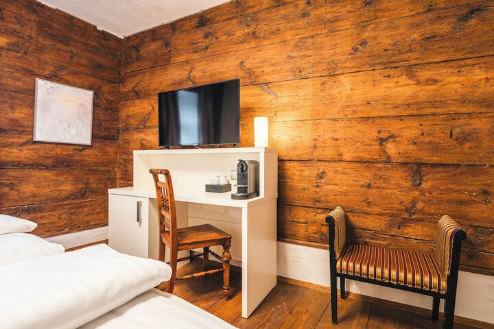 Room 10 of 27