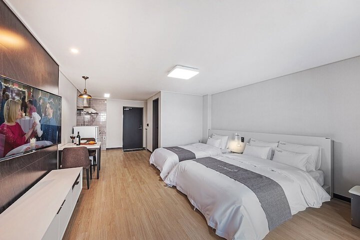 Room 4 of 28