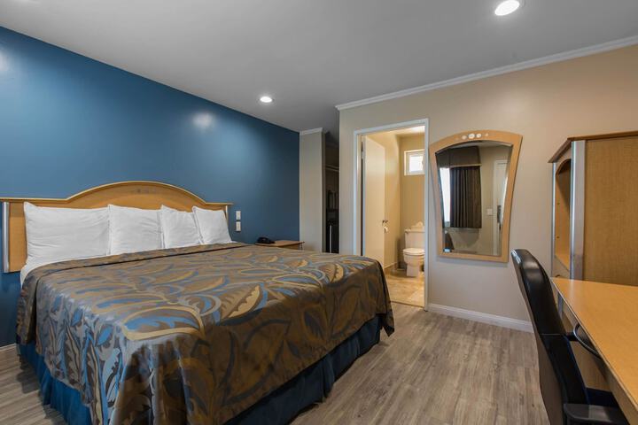1 King Bed (2 of 13)