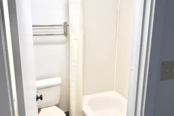 Room 5 of 9