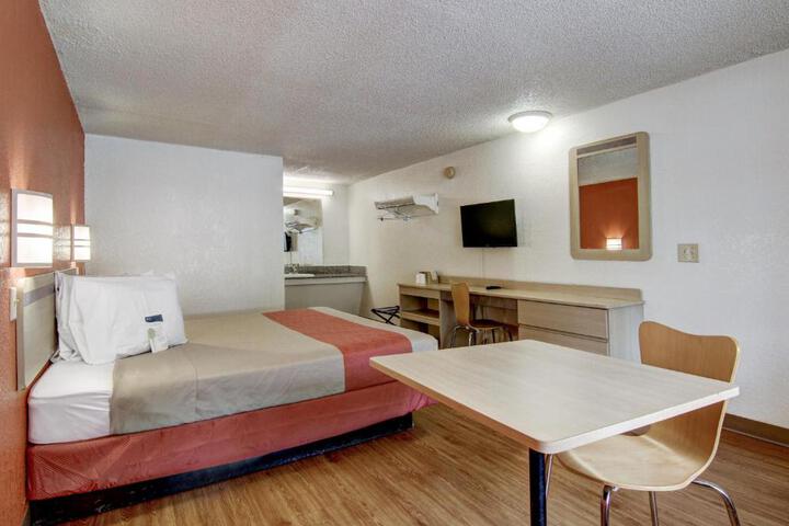 1 King Bed (2 of 6)