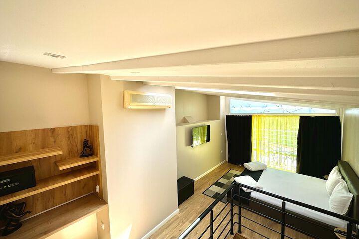 Room 33 of 102
