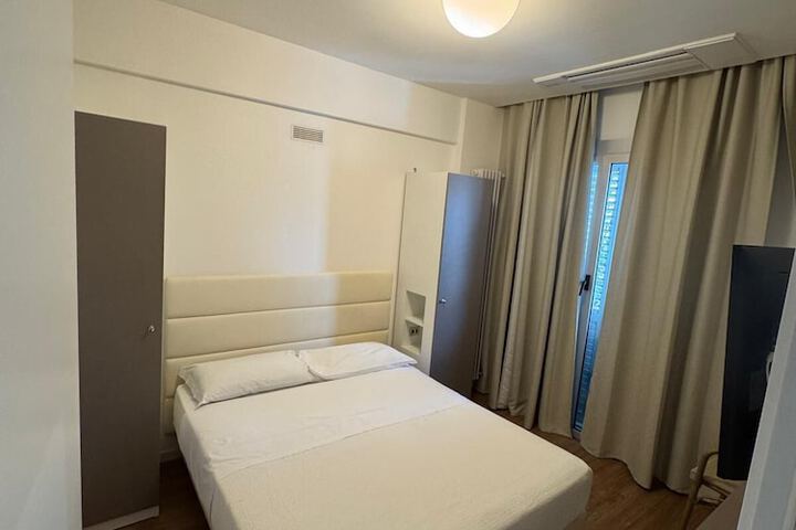 Room 14 of 28
