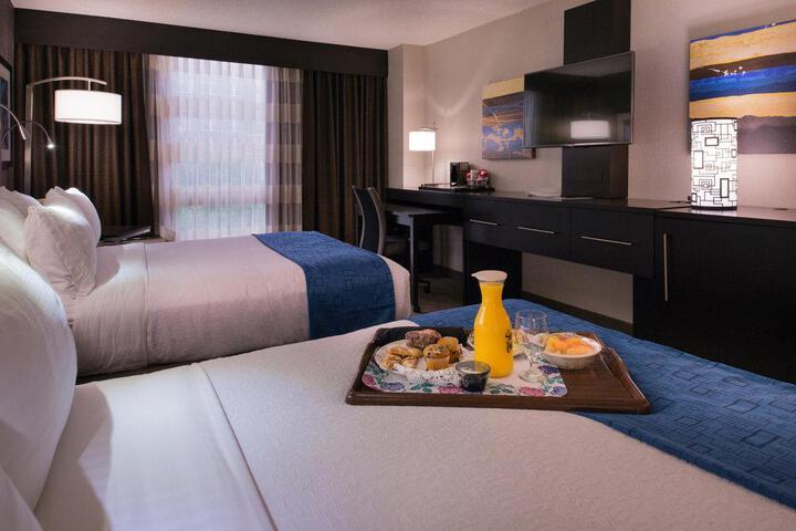 1 Queen Bed Accessible (4 of 10)