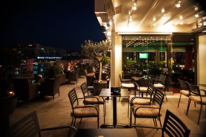 Lounge 52 of 60