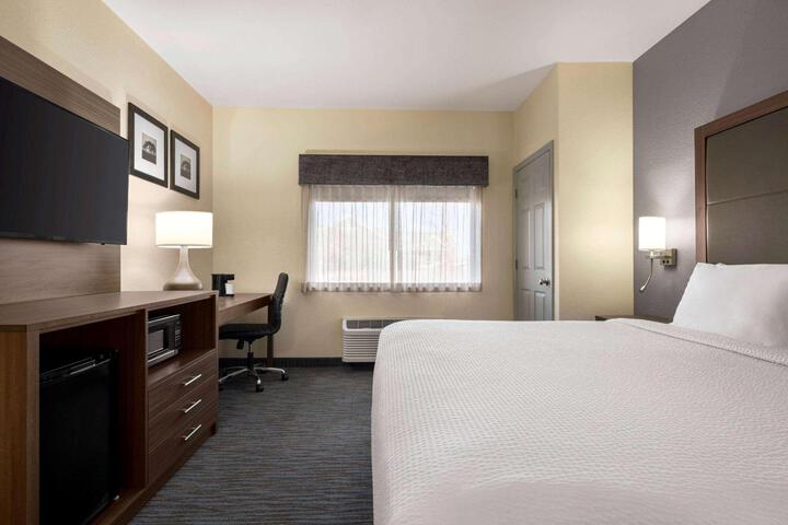 1 Queen Bed (8 of 8)