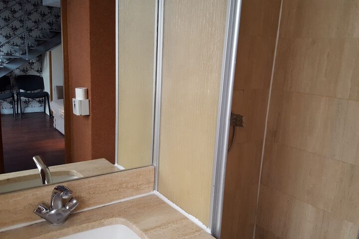 Room 27 of 38