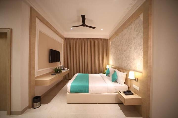 Room 11 of 28
