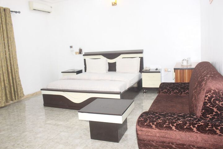 Room 12 of 38