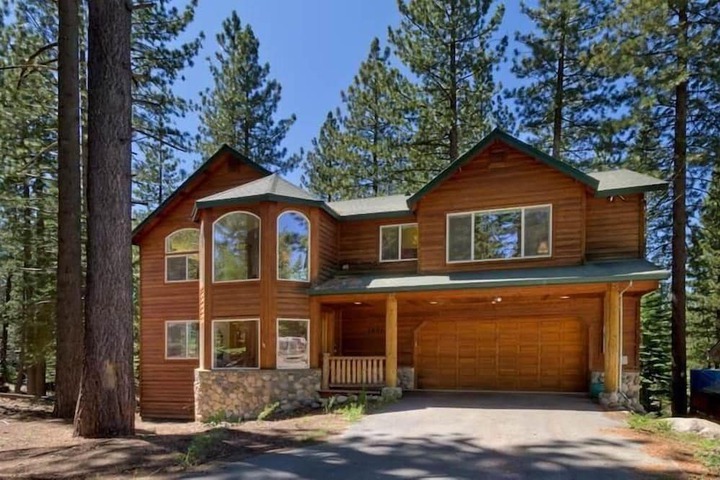 Exterior of Mv16 : Bear Lair Estate With Hot Tub