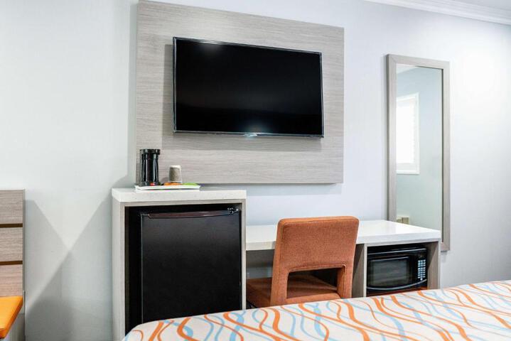 1 King Bed (3 of 18)