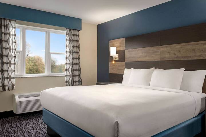 1 King Bed Accessible (9 of 13)