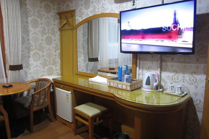 Room 27 of 36