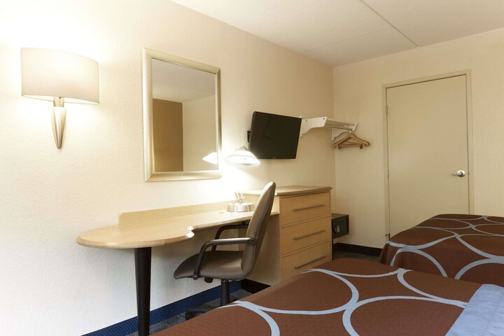 2 Double Beds (6 of 8)