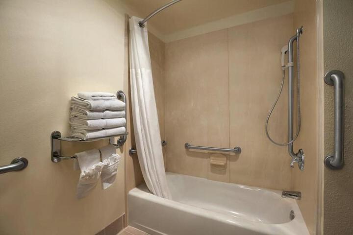 2 Queen Beds (4 of 4)