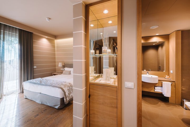 Room 5 of 52