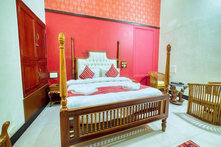 Room 5 of 10