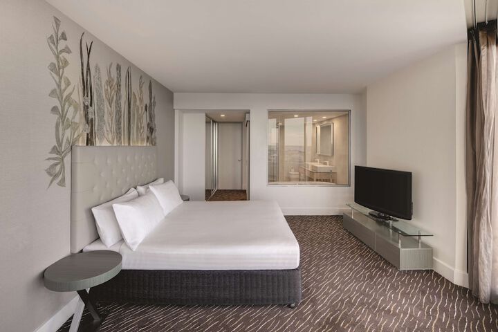 Room 18 of 106
