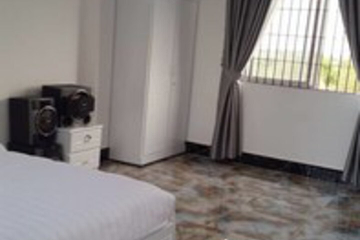 Room 4 of 11